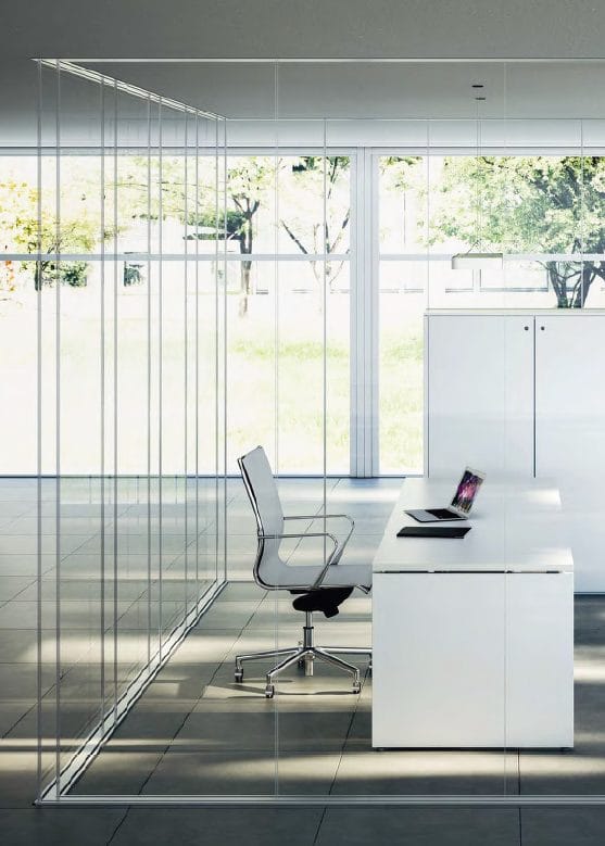 Ufficio diviso con pareti vetrate